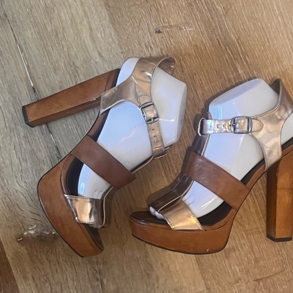 Dolce Vita platform metallic t-strap high heel sandals -Size 7.5 - Picture 4 of 14